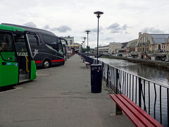 老年のベテランドライバーらしい運転手、かなりぶっ飛ばして12時頃国境を越え、予定より15分早くラトビアの首都リガのバスターミナルに到着。

運河の右手には5つのかまぼこ型ドームが並ぶ中央市場。