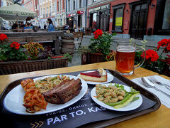 20時半、セルフレストランの「Lido Alus Seta」で夕食。

ボリュームのあるスペアリブとチキンの串焼きなどとケーキで13.4ユーロ。
1.95ユーロのビールはカウンターで注文してそこで支払うという、ロシアのセルフレストランと同じようなシステム。

全部で15.35ユーロ(\1,995)。
セルフの店だとビュッフェ感覚でついあれもこれも取ってしまい、貧乏旅行の私にしてはけっこういい値段になってしまいますが、お腹もふくれて満足な食事でした。

すぐ向こうに3泊お世話になる、DOMUS HOTELの入り口ドアが見えます。