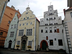 小雨が降ったりやんだりの少し肌寒い天気の中、マザー・ピルス通りを歩いていると、三人兄弟と呼ばれる、中世に建てられた住宅がありました。