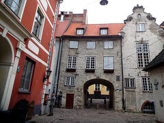 アルダル通りの突き当りにあるスウェーデン門。