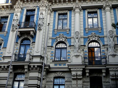 ヴァンシュ橋からそのまま大通りのヴァルデマーラ通りを歩いて、アルベルタ通りにやってきました。

建築物に特に興味があるというわけではないが、ガイドブックにも紹介されているリガ定番の観光スポット「ユーゲントシュティール建築群(アール・ヌーヴォー建築)」を見学。