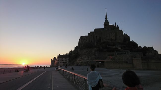 シャトルバスを降りると、夕焼けと影になるモンサンミッシェルが近づいてきました。