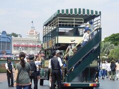 １３：０５

３回目の燦水！サマービートは濡れるための場所へ(*ﾟ▽ﾟ*)

オムニバス乗り場の横にあるパラソル付きのベンチが空いていたので、１時間半ほどありますが陽を避けながらここで待ちます。