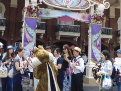 １１：０５

１本早いマジカルファンタジー号に乗せてもらい、ランドの駐車場で降車したのが１０：３５頃。

ウェルカムセンターに移動してチェックインと荷物を預け、ようやくインパしたのがこの時間です。

チップだかデールだかの後ろ姿とともにエントランスの夏祭りデコをパチリ☆

あえての後ろ姿が撮りたかったので、チップでもデールでもどちらでもよかったんです（笑）。