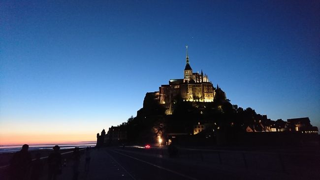 いろいろ島の中を見て回っていたら、こんなにライトアップされてました。<br />夕焼けの空と夜の境目がすごくきれいにとれました。モンサンミッシェルもかなり、神秘的な姿に…。