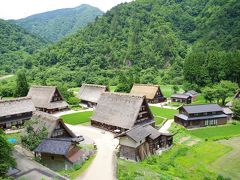 確かどなたかの旅行記に道路をそのまま歩いていくと集落を一望出来る所があると書いてあったような・・・

他の旅行客の人たちも道路を歩いていくようなので、着いて行ってみました。

・・・あ、ここですね！

集落に入る前にパチリ☆

