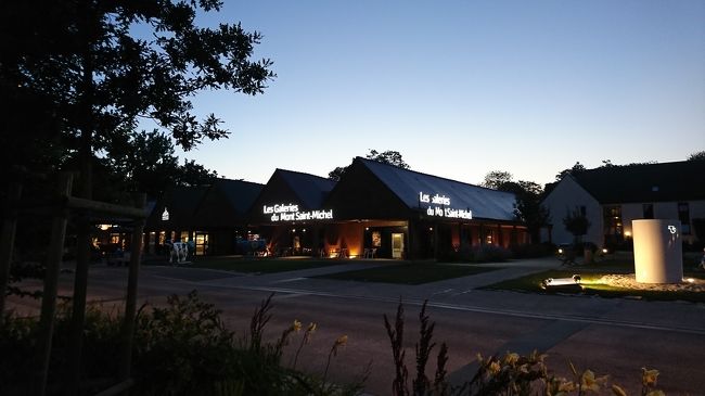 3日目<br />朝のモンサンミッシェルを見るために、5時起床。<br />昨日も、夜のモンサンミッシェルを見て就寝したのが1時なので、寝不足です。ホテルのまわりがすこし明るくなってきました。