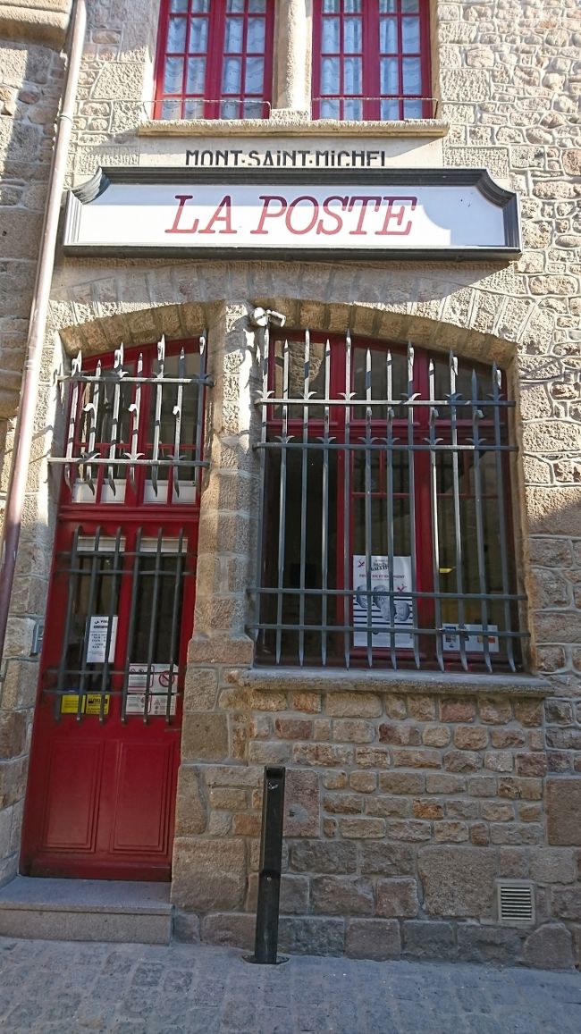 王の門を通ると郵便局があります。ここの窓口から手紙を出すと、モンサンミッシェルの消印が押されるそうです。ガイドさんいわく、職員の態度が悪いらしく、ツアーの人が出しに行ったら、職員同士でおしゃべりしていて、全然取り合ってくれなかったとか。12年前は、郵便局が開いてなかったので、ポストに投函しました。