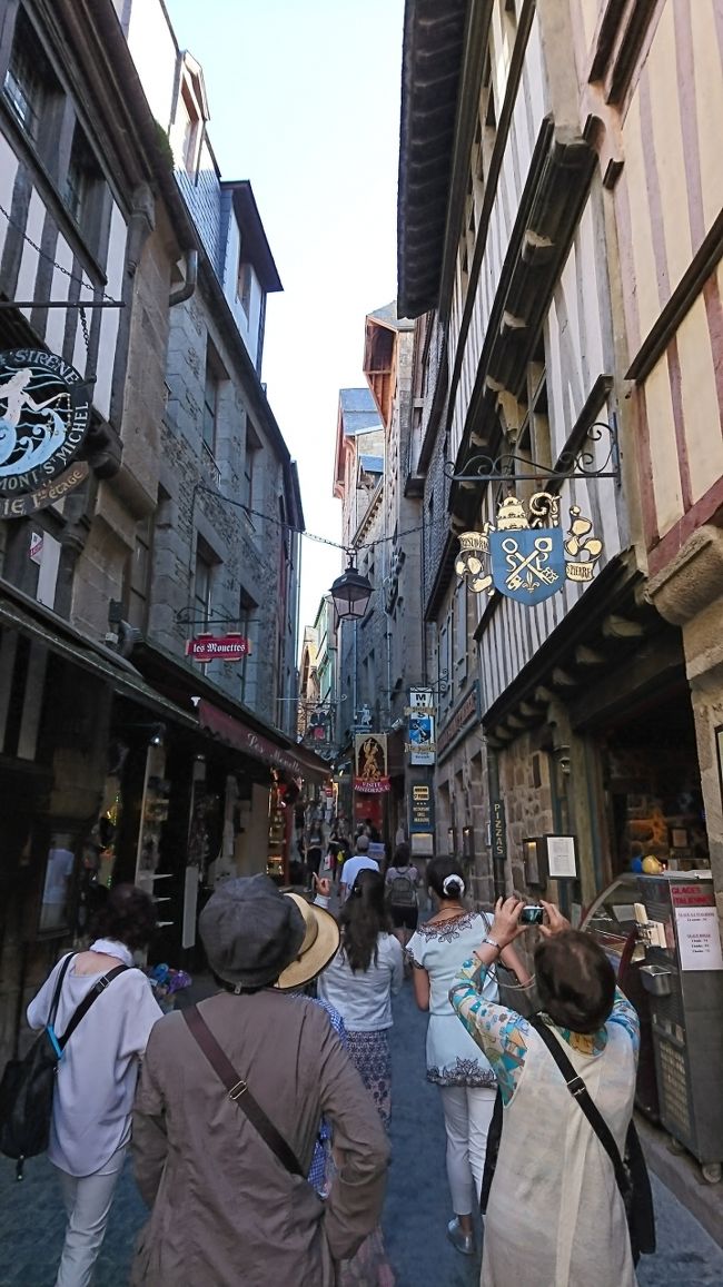 島のメインストリート、グランドリューを通ります。9時ぐらいなので、まだ空いてましたが、これから混み始めるそうです。