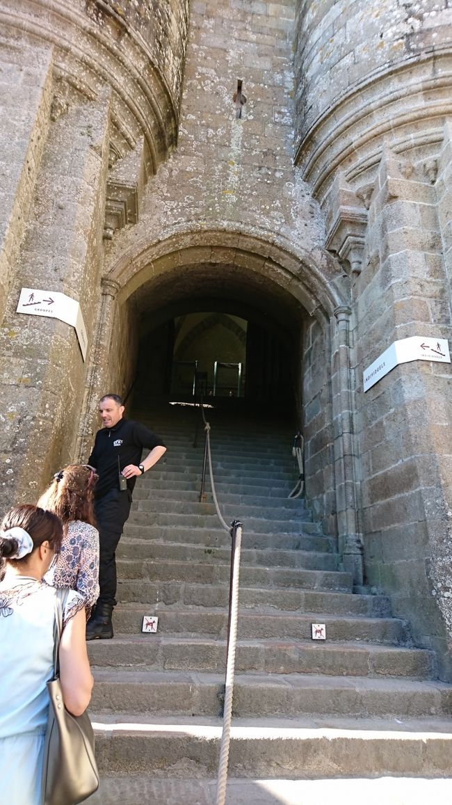 さぁ、修道院に入ります。その入り口になる門が、哨兵の門と言われていて両脇に2つの塔がそびえたっています。まだまだ、階段は続く