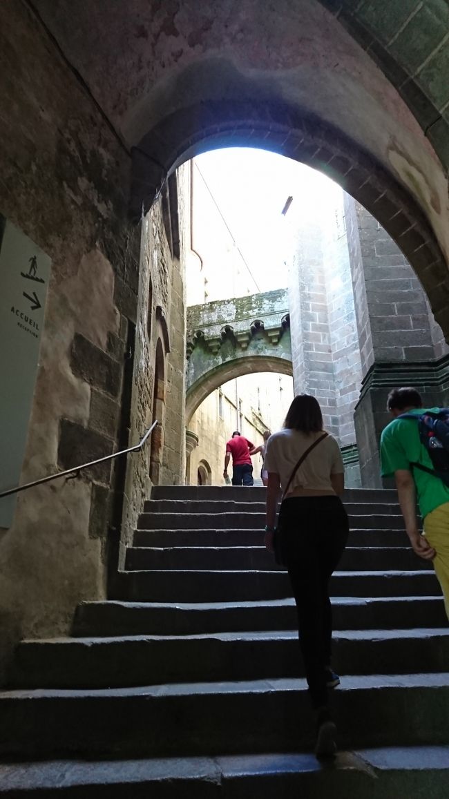 大階段をずっーと、上っていくと…。