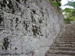 新宮城跡に登ります。