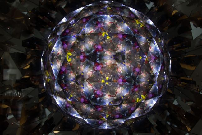 展示コーナーの一角に<br />何故か万華鏡が・・・。<br /><br />カメラで撮影できるくらいに<br />大きい万華鏡でした。