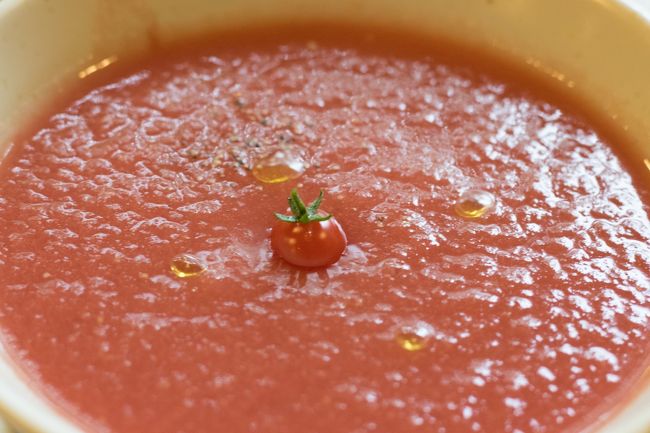 自家製パンを使った食事が頂けます。<br /><br />まずは本日のスープ。<br /><br />2種類ありましたけど<br />こちらはトマトの冷製スープです。<br />ガスパチョみたいな感じですかね。<br />見た目は濃厚トマトジュースですけど<br />色んな食材が入っていて<br />自然の恵みを感じられる逸品でした。<br /><br />