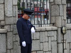 「歩き方」を見ながら大砲に到着。
ワールドトレードセンター地下駐車場の表示をたどって海側に出ます。

何度も時計確認されています。