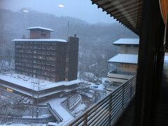 ２日目

ホテルから写した雪景色です。

