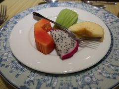 早朝蓮ツアーから戻ってきて、フォーも食べているというのに、もう一度ホテルで朝食をいただきます。メラカス２さんの朝食は注文制です。最初に果物がサーブされます。