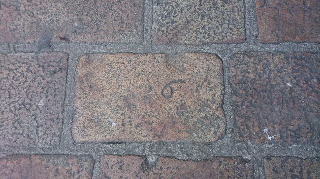 テラスの石には、当時建設にかかわった石工たちが彫った数字や印、文字が残っています。<br />6番担当の石工さんかな？