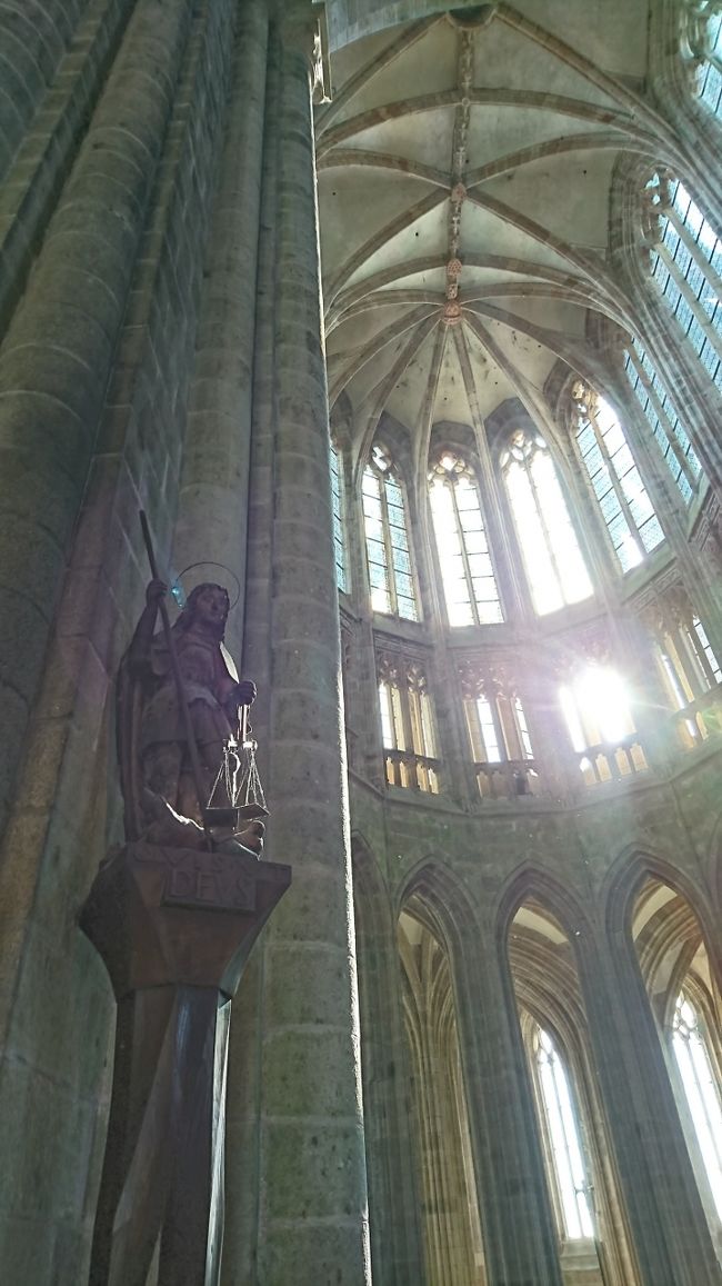 教会内には、大天使ミカエル様が。<br />15世紀に作られたもので、天秤を持ち魂の重さを量っている