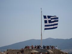 アクロポリスの丘にたなびくギリシャ国旗