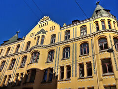 リガの旧市街には遊び心のあるオブジェがあちこちにさりげなく置かれていますが、屋根のてっぺんに立つ猫の像がある、観光客にも人気の「猫の家」。