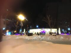 札幌は ２日ほど前に降った 雪で
けっこう すごいことになっていました。
タクシーの運転手さんにお願いし、
ホテルフロントに荷物を預け
ススキノあたりのお食事屋さんに乗せていっていただきました。