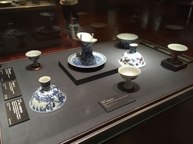 【図録・美術】震日藝術博物館 青花磁鑑賞（台湾） 国立故宮博物院 3D文物鑑賞-3D文物-清 乾隆 霽青描金游魚転心瓶