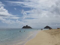 Lanikai Beach, 彼方に双子の島（Moku Nui・Moku Iki）も