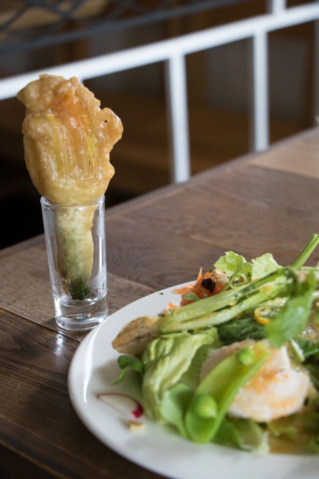 そして左のフライは<br />ズッキーニの花を揚げたもの。<br />珍しいですね～。<br />