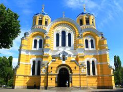まずはウラジーミル寺院に向かう。黄色い壁に青い屋根が派手だなと思ったが、キエフの中では地味な方だとあとで分かってきた。
