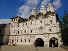 聖堂広場にやってきました。空いているところからまわろうと思ってパトリアーシェ宮殿に来ましたが、まだ改修中のようで閉鎖されていました。