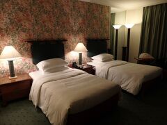 えー、気を取り直して、今回宿泊のヒルトン・ハノイ・オペラであります。
早期予約特典でエグゼクティブ・ラウンジを使えるフロアに泊まらせていただきました。(*^_^*)
希望通り、ツインルームでした。
喜ぶ夫。（そんなに私うるさい？）
