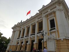 こちら、ホテル横のオペラハウスです。
優美な造り、ベトナムはフランス統治時代の建物がいいですね。