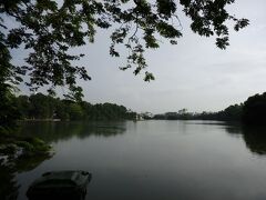 地図とグーグルマップを頼りにホアンキエム湖にやってきました。
全周で２km程との事。
あー、福岡の大濠公園と一緒くらいね。
都会の真ん中にある湖、癒されますね。
大濠公園と同じ、市民の憩いの場のようです。