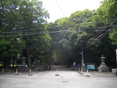 宮崎神宮駅から歩いて5分程度で、宮崎神宮の御神域に達する。うっそうとした森が広がる。