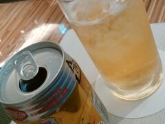 成田空港のカードラウンジで一杯！アルコールが一杯無料がうれしい( ´艸｀)