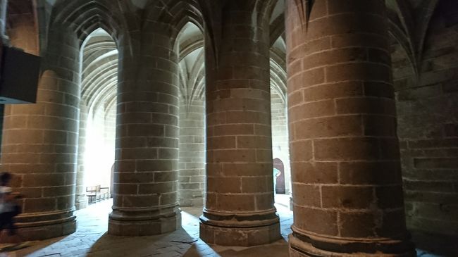 太い円周5mもある10本の柱で、教会を支えています。