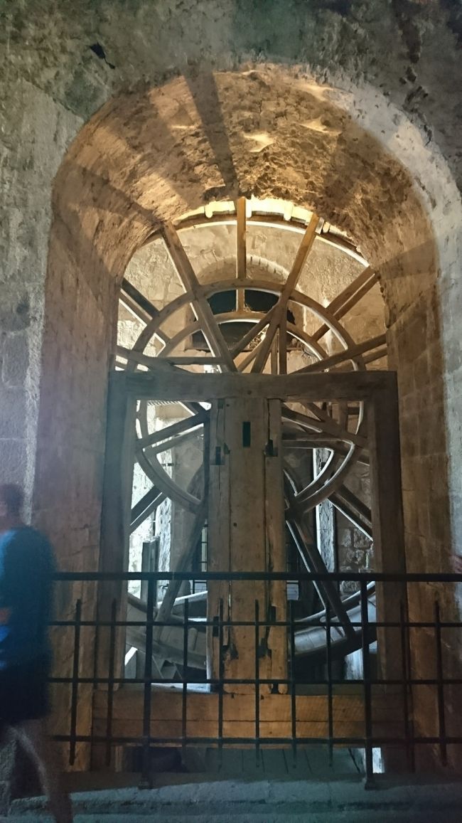 この車輪は、荷車を運搬するために使われていたもので、車輪の中に6人の囚人が入り、人力で壁のレールに沿って荷車を上下させてたようです。