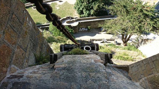 この壁に沿って、荷車を上下させてたようです。モンサンミッシェルの外からも、このレールがわかり大変だったことがわかります。