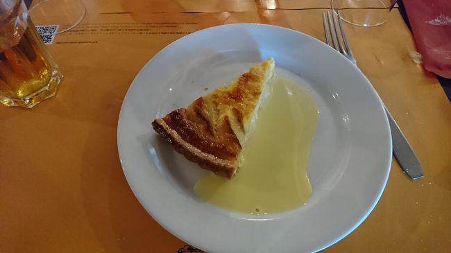 デザートは、リンゴのタルト。<br />ここは、リンゴのお酒シードルが有名です。