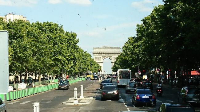 パリに入って一番に見えたのは、凱旋門。