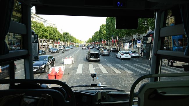 シャンゼリゼ通りに入るとパリ祭が近いため、フランス🎌が沿道に飾られていて、かっこいいです。