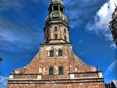 リガ旧市街のランドマーク的存在となっている、123mの高さを誇る聖ペテロ教会。