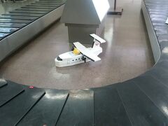 宮古島空港のターンテーブルに可愛いダッシュエイトくん。

シーサーデザインはもう飛んでないんだよね～。
寂しいね～。