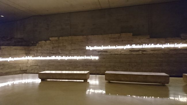 4日目デス。<br />今日は、ルーブル美術館とベルサイユ宮殿です。<br />12年前は、半日の見学コースでルーブルはまわりました。<br />今回は、かなり短い時間での見学になります。<br />地下の駐車場から、入っていくともうなんだか美術館ぽい雰囲気になってきました。<br />