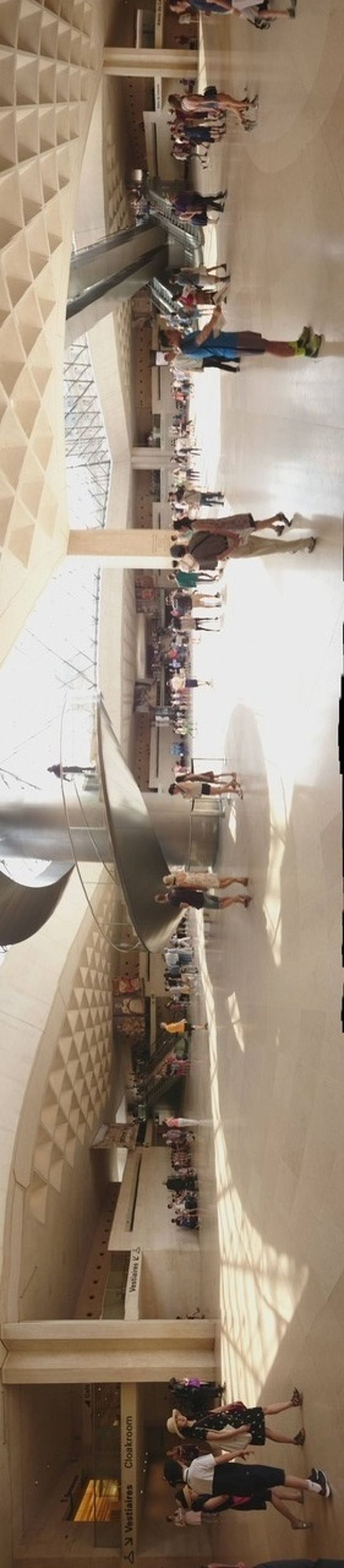 そして、こんどはピラミッドの下のホールにきました。ここまで来るのに、人による荷物チェックとカメラによる手荷物チェックがあります。