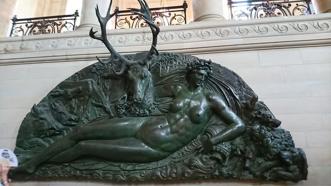 階段を上がる途中にも作品があります。