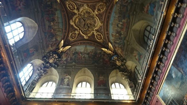 絵画や彫刻もステキですが、壁や天井にも芸術が溢れています。