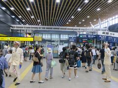 盛岡駅から約２時間で新函館北斗駅到着。

３連休ということですごい混雑。

函館の街中に向かう場合は、ここで在来線に乗り換えです。