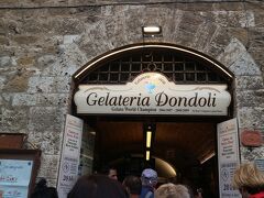 有名なジェラテリア「Dondoli Gelateria di Piazza」にも立ち寄ります。